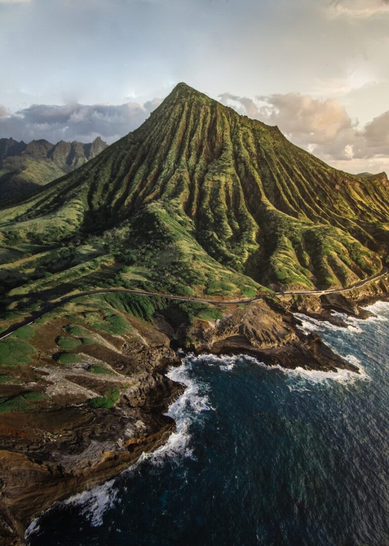 Oahu Hawaii travel guide - Ko'olau Mountains volcanic peaks Honolulu