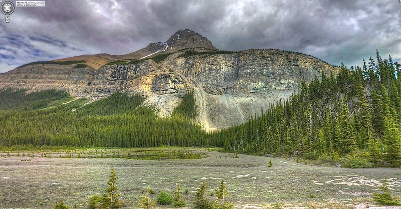 Mountain views along the Icefields Parkway in the Canadian Rockies