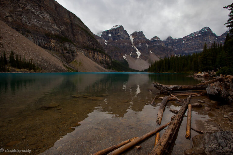 Turquoise water of Moraine Lake ringed by the Ten Peaks in Banff National Park