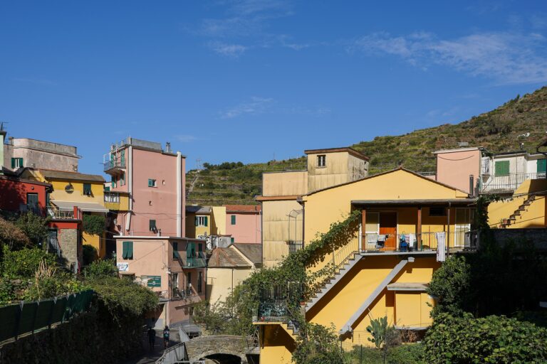 The brightly colored cliffside houses of Manarola in the Cinque Terre, Italy