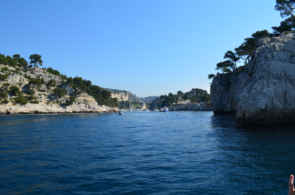 Turquoise water and white limestone cliffs in the Calanques near Cassis