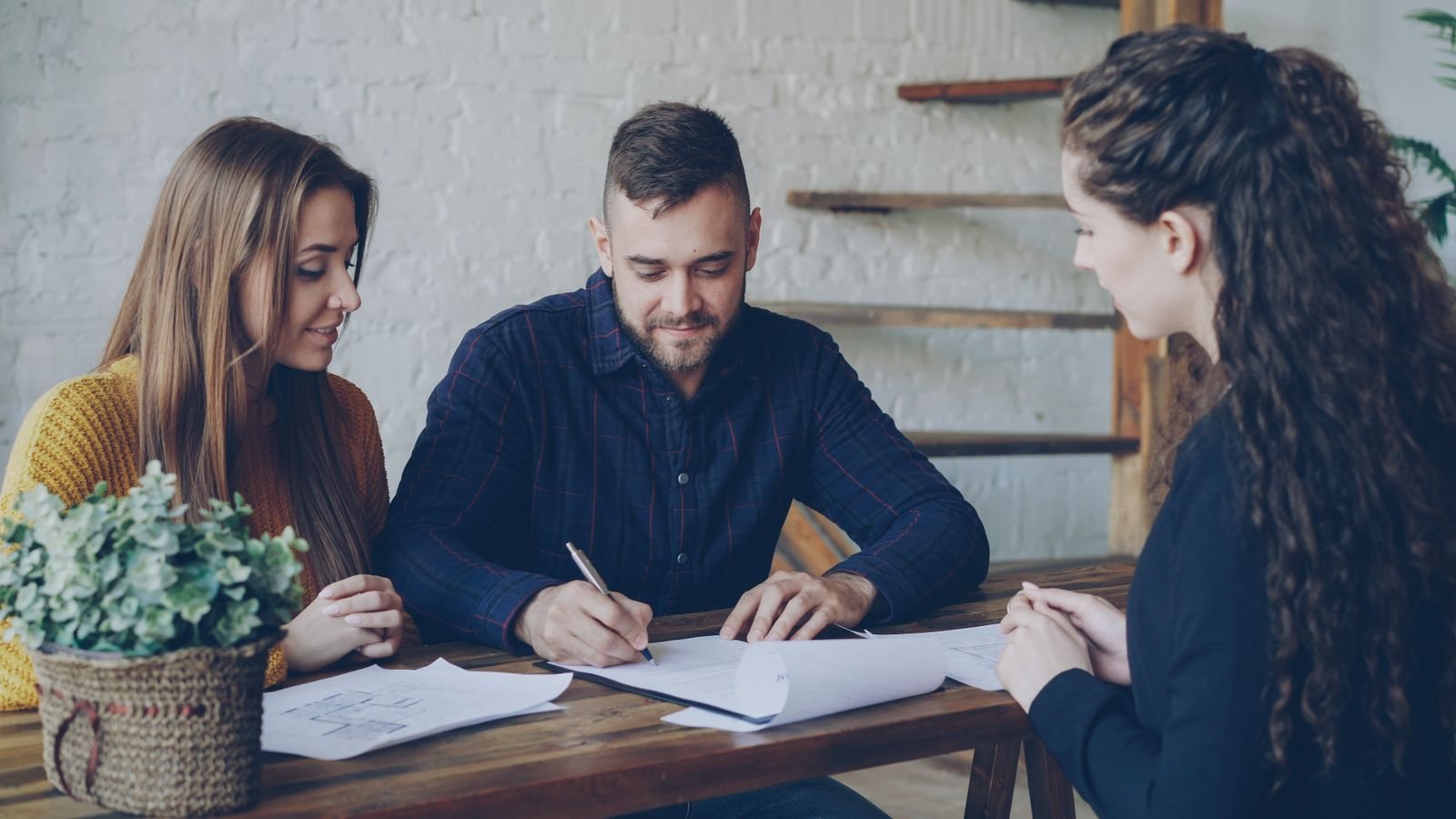 Booking through a travel agency: our honest guide and what to look for