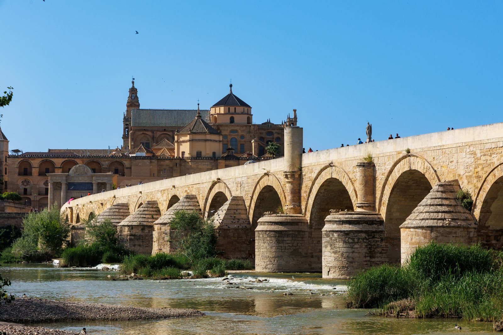 Cordoba travel guide to the Roman bridge and old town
