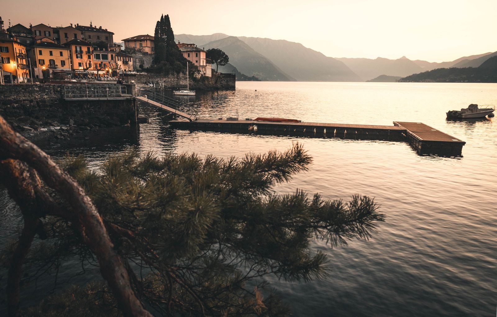 Lake Como travel guide to Varenna and ferry rides