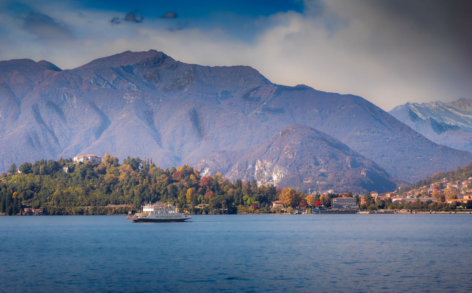 Lake Maggiore travel guide to Stresa and the lakefront