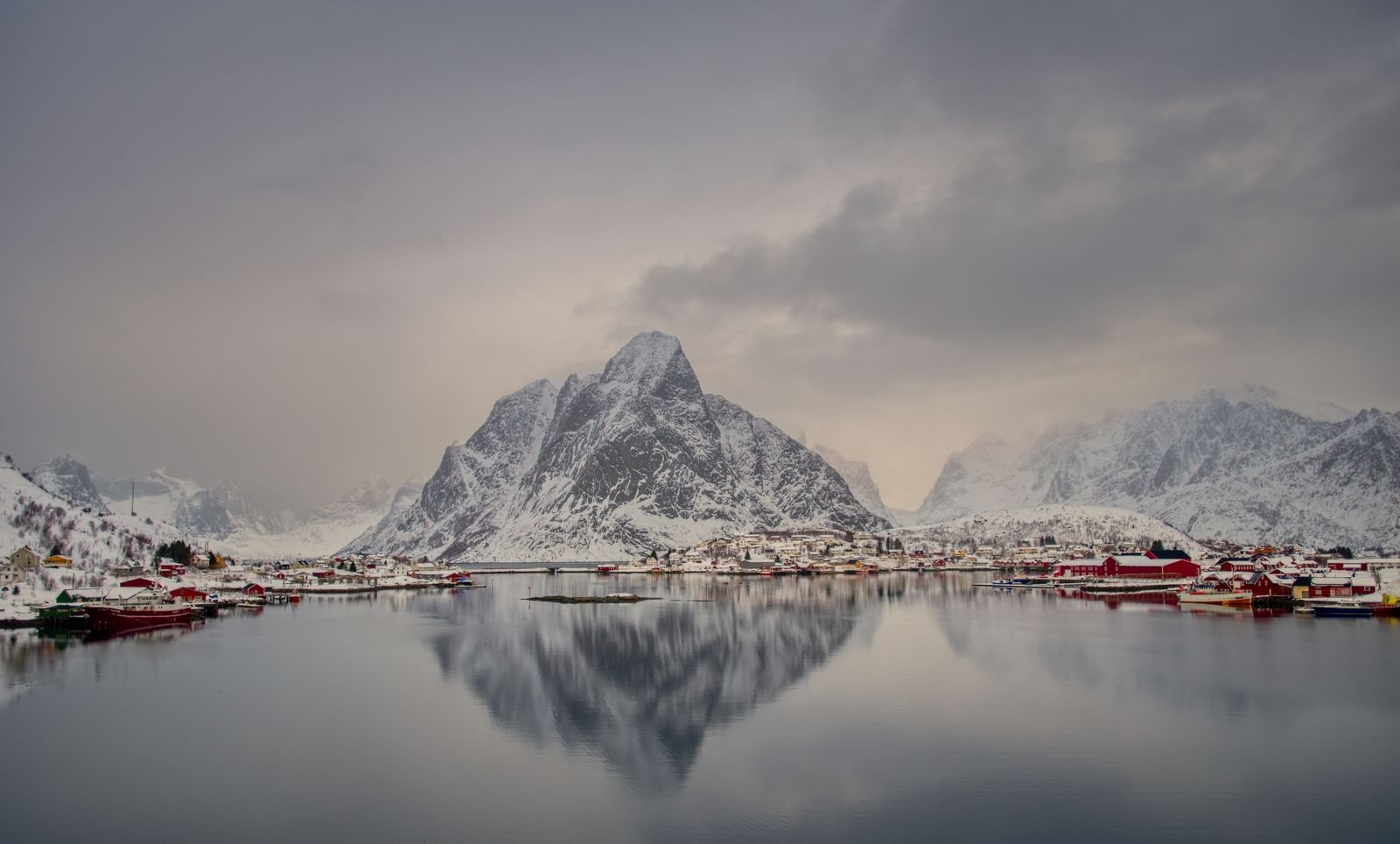 Lofoten Islands travel guide to Reine and the red cabins