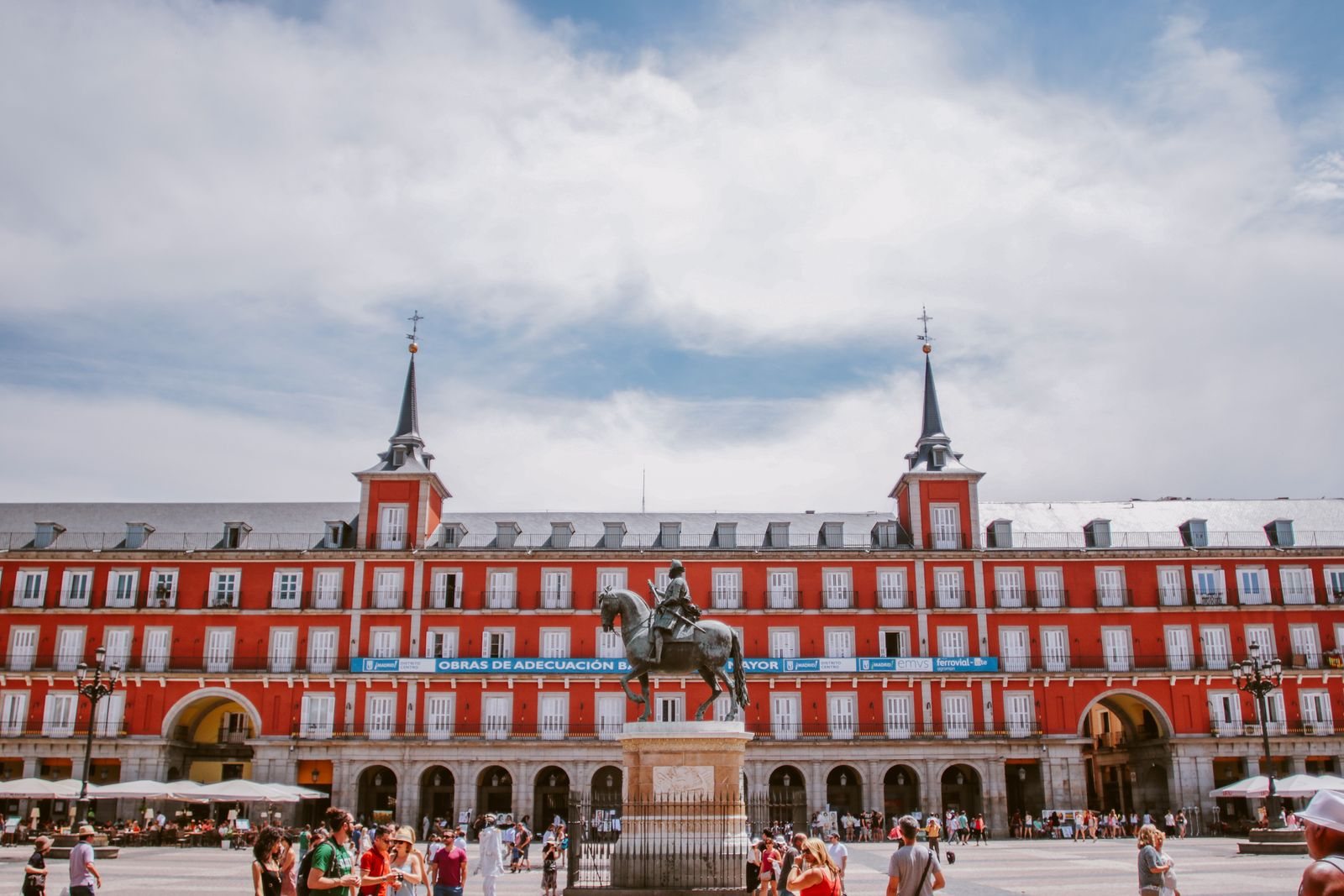 Madrid travel guide to plazas and palaces