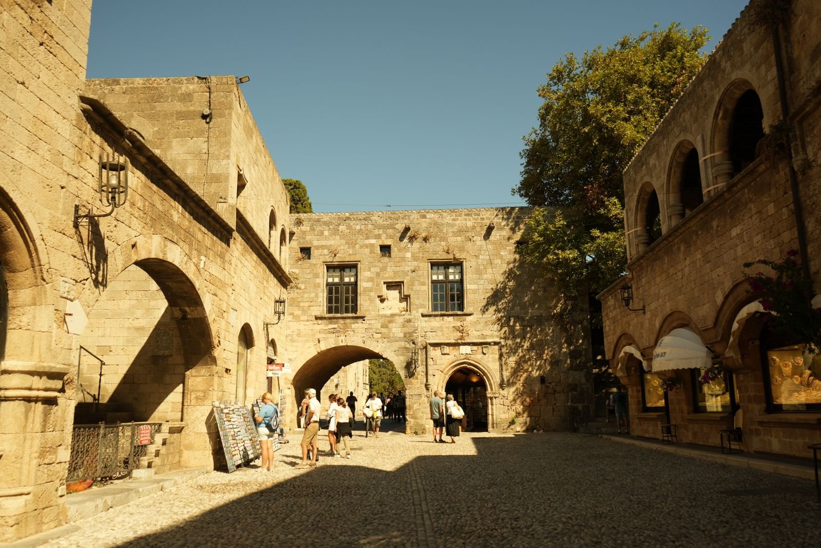 Rhodes travel guide to Lindos and its acropolis above the sea